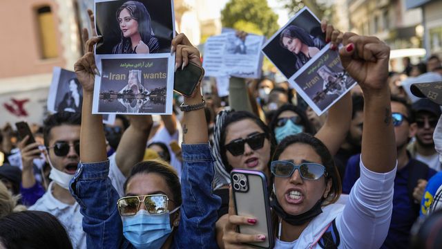 Des femmes manifestant devant le Consulat d'Iran à Istanbul. . [Francisco Seco - Keystone]