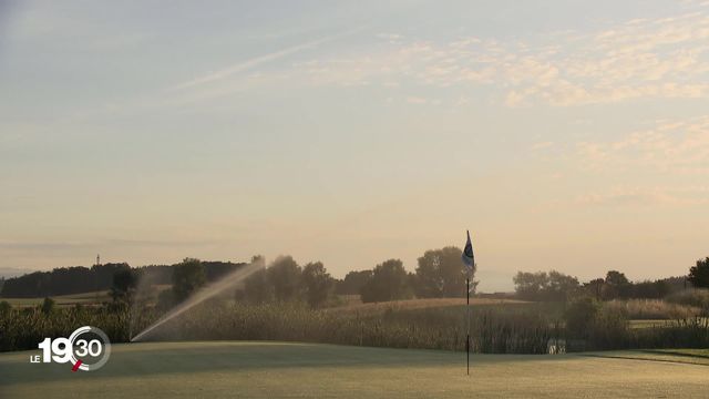 Les golfs cherchent à réduire leur consommation d’eau, accrue en période de sécheresse [RTS]