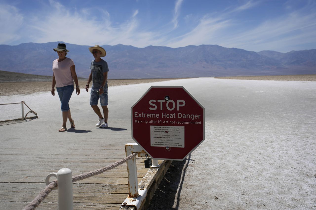 A sign warns visitors of Badwater Basin in Death Valley National Park, California. [John Locher / AP Photo - Keystone]