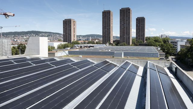 Un système de panneaux photovoltaïque sur le toit d'un hangar, photographié le mardi 12 juillet 2022 à Zurich. [Gaetan Bally - keystone]