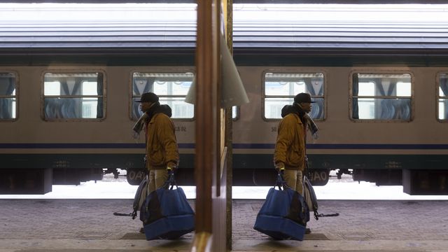 Un réfugié du nom de Mohamed se prépare à prendre un train qui l'emmènera hors de la zone risquée et parfois mortelle du Nord de l'Italie (image d'illustration). [Pablo Gianinazzi - TiPress / KEYSTONE]