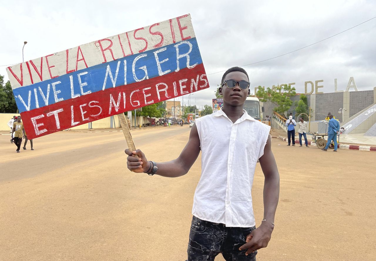 A Nigerian protester with a sign in the colors of Russia in the capital Niamey on August 3, 2023. [Sam Mednick - keystone]