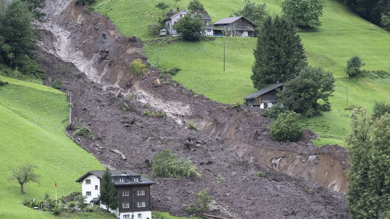 Un nouveau glissement de terrain s'est produit dans la nuit à Schwanden (GL). [Ennio Leanza - Keystone]
