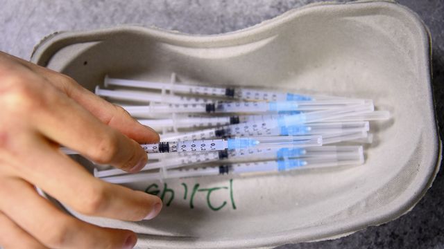 Des seringues avec un vaccin contre le Covid-19. [Laurent Gillieron - Keystone]