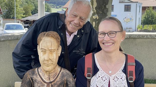 Jean Winiger et Anne Philipona, à côté de la sculpture de l'abbé Bovet à Sâles [Carole Pirker - RTSreligion]