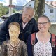 Jean Winiger et Anne Philipona, à côté de la sculpture de l'abbé Bovet à Sâles [Carole Pirker - RTSreligion]
