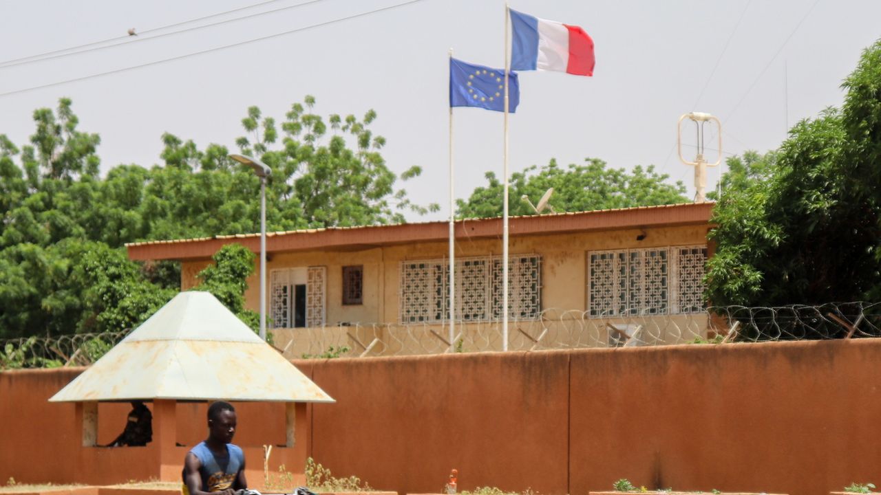 Selon le président français Emmanuel Macron, l'ambassadeur de France au Niger est "pris en otage". [Issfou Djibo/EPA - Keystone]