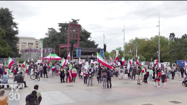 Un an après la mort de Mahsa Amini, la communauté iranienne de Suisse s'est donnée rendez-vous à Genève [RTS]