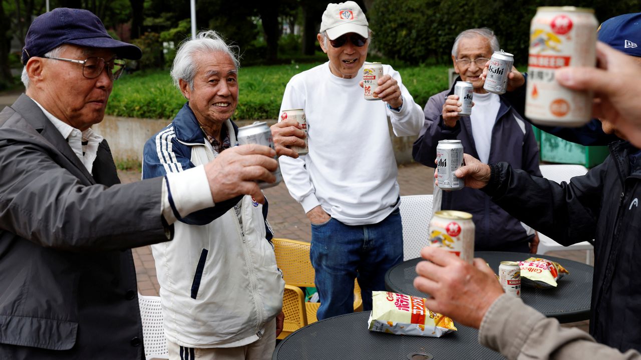 Des Japonais de 80 ans buvant des bières. [Kim Kyung-Hoon  - Reuters]