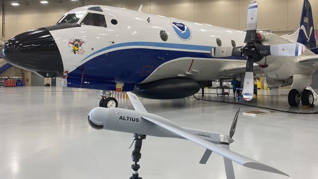 Drone Altius-600 devant un chasseur d'ouragan Orion WP-3D de la NOAA [NOAA/Aircraft Operations Center]