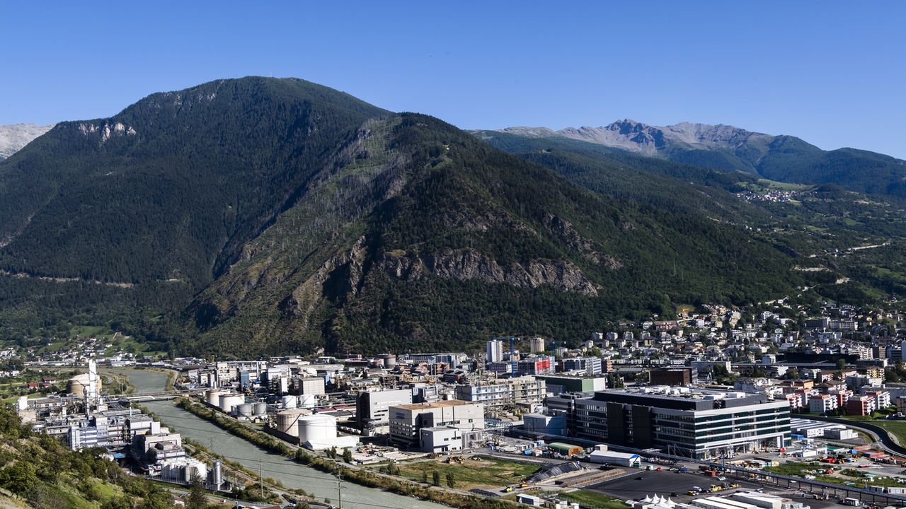 Une vue générale Viège et du site de la Lonza en Valais. [Jean-Christophe Bott - KEYSTONE]