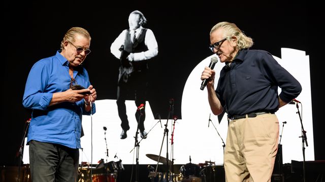 Boris Blank et Dieter Meier, les deux membres de Yello lors d'une répétition avant la cérémonie des Prix suisses de musique à Pully, le 16 septembre 2022. [Jean-Christophe Bott - Keystone]
