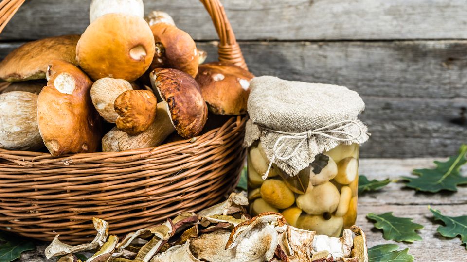 Conserves automnales de champignons, champignons secs et bolets marinés dans un bocal sur table en bois. [©Alicjane - Depositphotos]