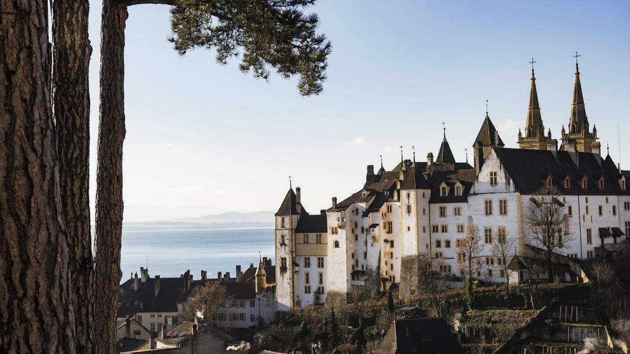 Vue sur le Château de Neuchâtel où siège le Gouvernement et le Parlement. [Jean-Christophe Bott - Keystone]