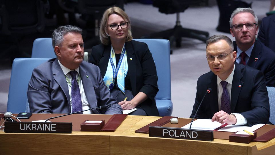 Le président polonais Andrzej Duda s'exprime à côté de l'ambassadeur d'Ukraine auprès des Nations Unies, Sergiy Kyslytsya, lors d'une réunion ministérielle du Conseil de sécurité de l'ONU, le 20 septembre 2023, à New York. [Mike Segar - reuters]