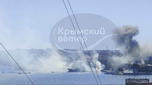 Une image tirée d'une vidéo montre de la fumée s'élevant du quartier général de la flotte russe de la mer Noire à Sébastopol, en Crimée, le vendredi 22 septembre 2023, après le tir d'un missile ukrainien. [Crimean Telegram channel via AP - Keystone]
