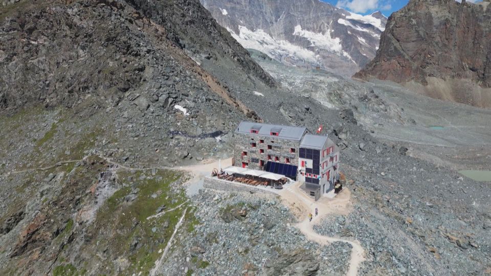 Le réchauffement climatique met en péril la survie des cabanes de montagne. [MISE AU POINT - RTS]