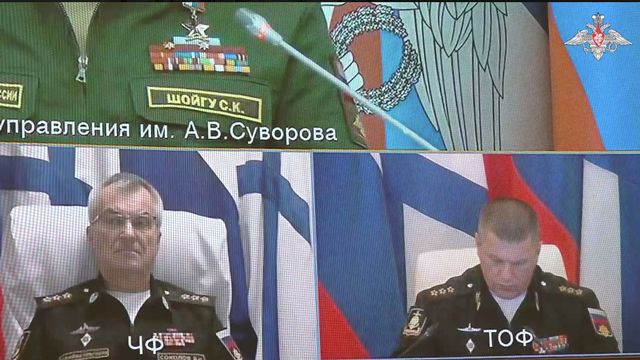 Le commandant de la flotte russe de la mer Noire, Viktor Sokolov (à gauche), apparaît à l'écran lors de la réunion au ministère russe de la Défense à Moscou, le 26 septembre 2023. [Ministère russe de la Défense - AFP]