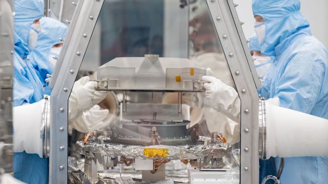 Des spécialistes de la récupération de Lockheed Martin soulèvent le couvercle de la boîte d'échantillons de la capsule Osiris-Rex. Johnson Space Center, Houston, Texas, le 26 septembre 2023. [Robert Markowiz - NASA]