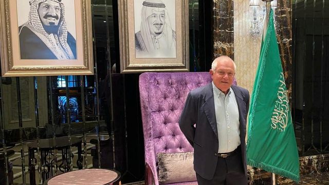 Le ministre israélien du Tourisme, Haim Katz, pose pour une photo, lors de son séjour de deux jours en Arabie Saoudite, à Riyad. [facebook/reuters]