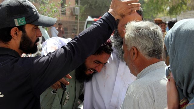 Les proches des victimes d'un attentat suicide dans une mosquée de Mastung réagissent après que les victimes ont été transférées vers des hôpitaux de Quetta, la capitale provinciale de la province du Baloutchistan, au Pakistan, le 29 septembre 2023. [Fayyaz Ahmed - reuters]