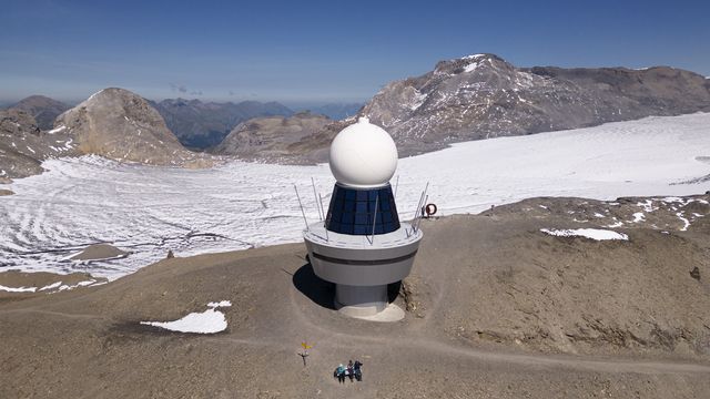 Une station radar météorologique sur la Pointe de la Plaine Morte, devant le glacier du même nom, dans le canton de Berne, le mardi 5 septembre 2023. Image d'illustration. [Anthony Anex - Keystone]