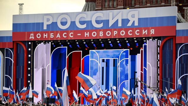 Des drapeaux russes sont agités sur la place Rouge lors d'un rassemblement marquant le premier anniversaire de l'annexion par la Russie de quatre régions occupées d'Ukraine, à Moscou, le 29 septembre 2023.  [ALEXANDER NEMENOV - AFP]