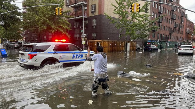 New York inondée et en partie paralysée par des pluies torrentielles. [JAKE OFFENHARTZ - KEYSTONE]