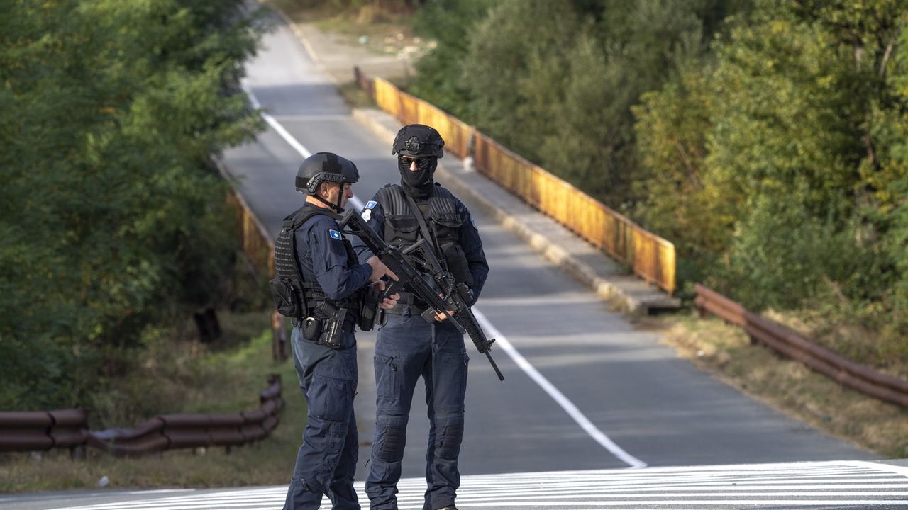 Des policiers armés après l'attaque du 24 septembre au Kosovo. [Georgi Licovski - Keystone]