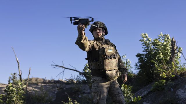 Un soldat ukrainien avec un drone. [AP Photo/Alex Babenko - Keystone]