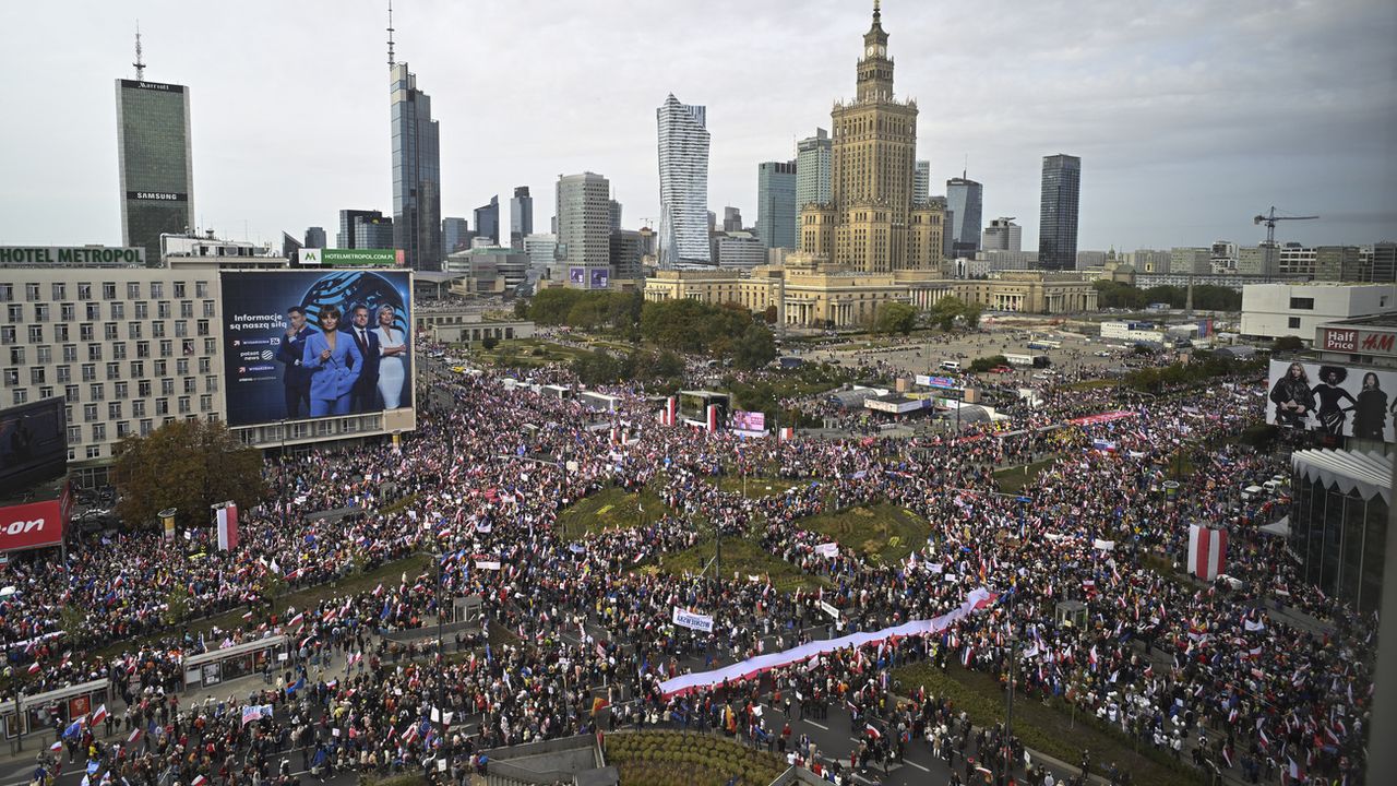 Des centaines de milliers de personnes se sont rassemblées dimanche à Varsovie. [Rafal Oleksiewicz - Keystone/AP Photo]