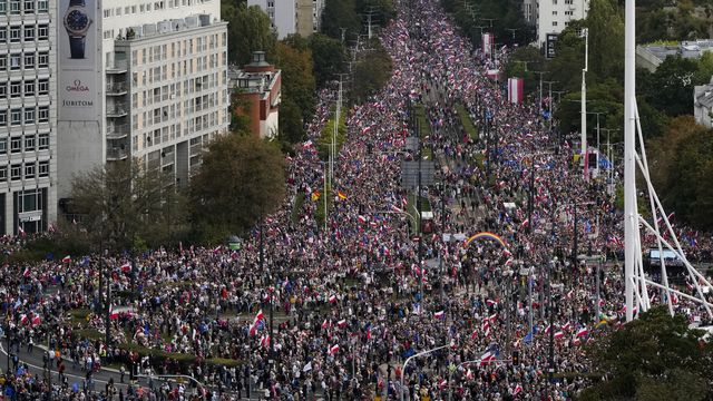 La mairie de Varsovie a annoncé la présence d'un million de manifestants dans les rues. [Czarek Sokolowski - Keystone/AP Photo]