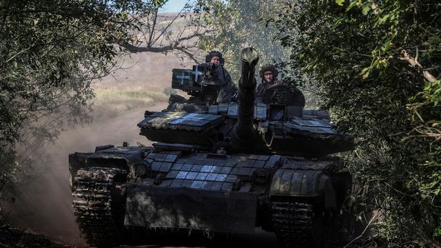 FILE PHOTO: Ukrainian servicemen ride a tank, amid Russia's attack on Ukraine, in Donetsk region, Ukraine September 28, 2023. REUTERS/Oleksandr Ratushniak/File Photo [Oleksandr Ratushniak - reuters]