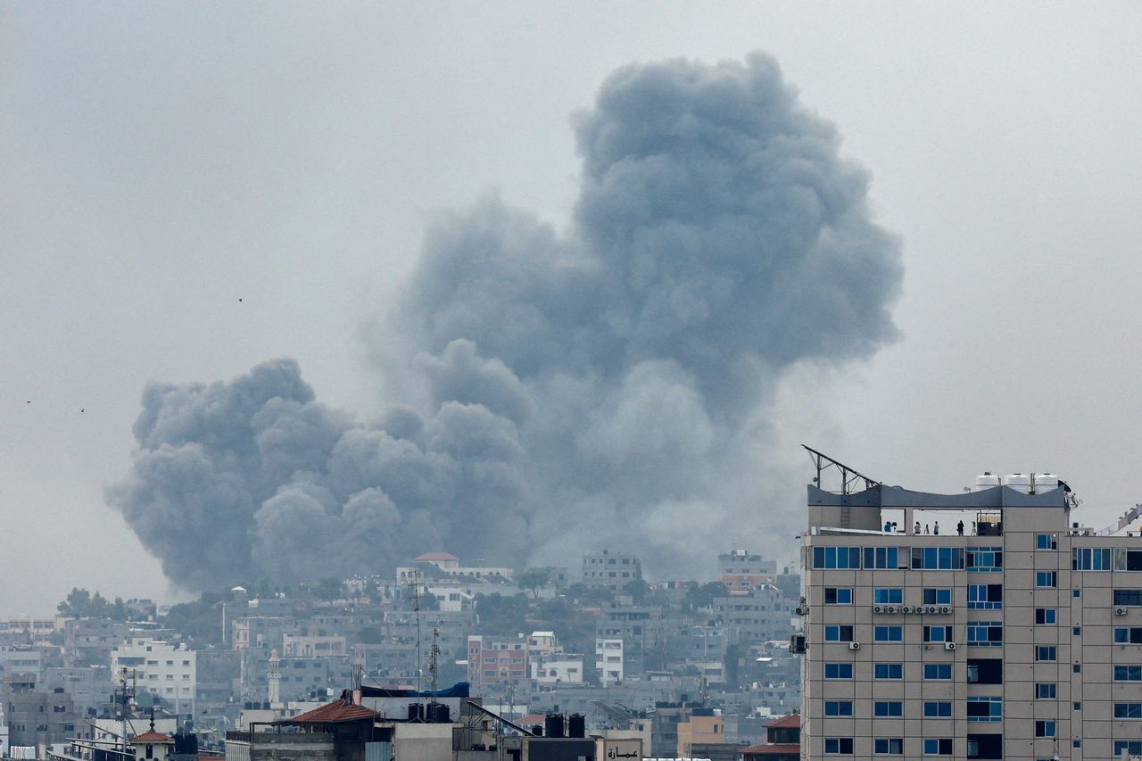 دخان يظهر بعد القصف الإسرائيلي على غزة في 9 أكتوبر 2023. [محمد سالم - رويترز]