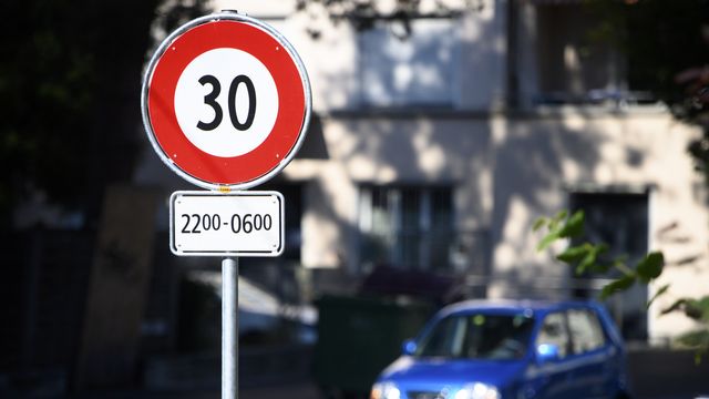 Le canton de Genève et des associations trouvent un accord sur la limite de vitesse à 30 km/h. [Laurent Gillieron - Keystone]
