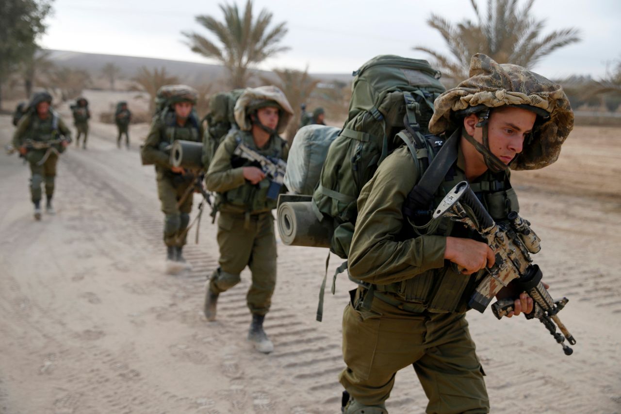 جنود إسرائيليون يسيرون باتجاه قطاع غزة في أغسطس 2014. [باز راتنر - رويترز]
