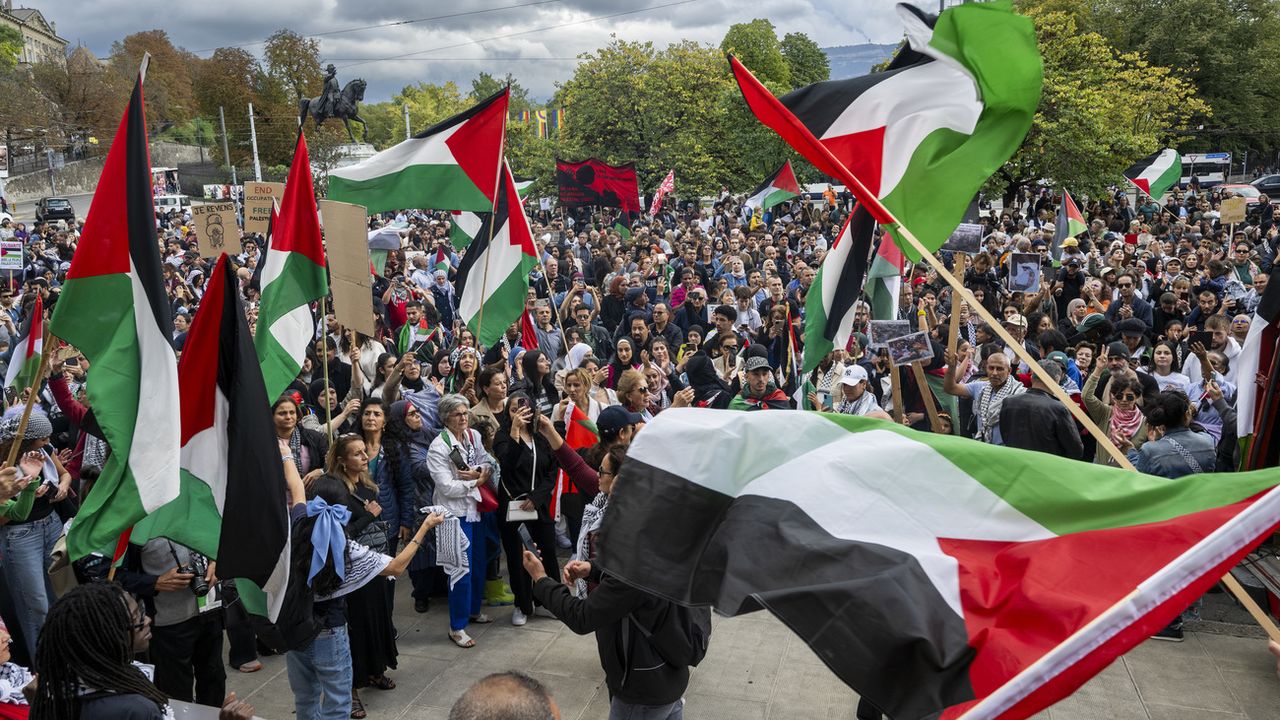 Des manifestants pro-palestiniens à Genève le 14 octobre 2023. [Martial Trezzini - Keystone]