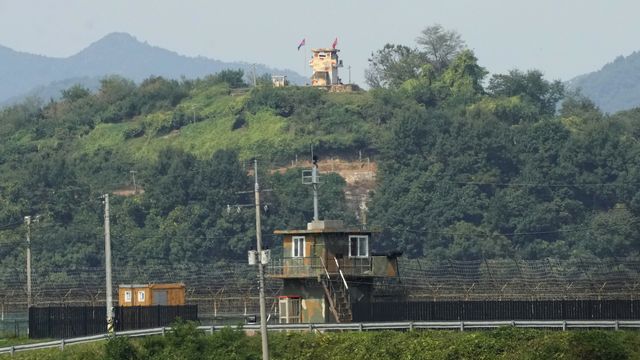 Un poste de frontière entre les Corées du Nord et du Sud. [Ahn Young-joon - Keystone/AP]