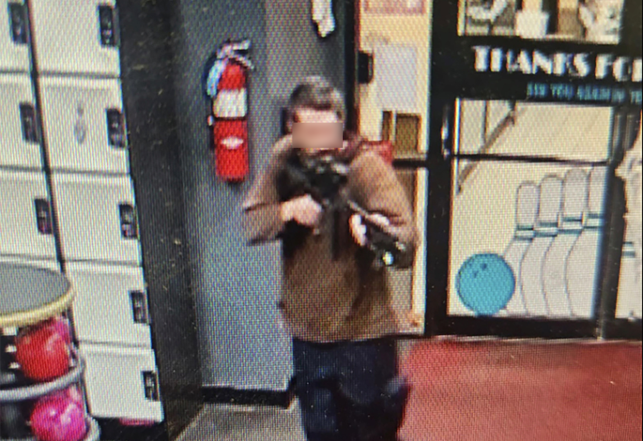 Sur cette image, le tireur pointe une arme à feu en entrant dans le centre de loisirs Sparetime à Lewiston, dans le Maine, le mercredi 25 octobre 2023. [Androscoggin County Sheriff's Office - Keystone]