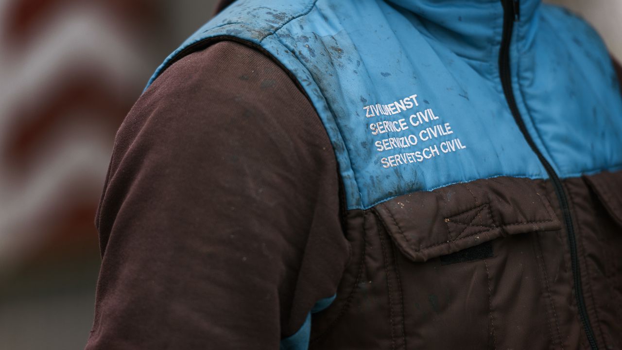 L'uniforme d'un employé du service civil alternatif travaillant pour le Landschaftswerk Biel-Seeland, une entreprise sociale de services durables, dans le canton de Berne, le 9 décembre 2016. [Christian Beutler - keystone]