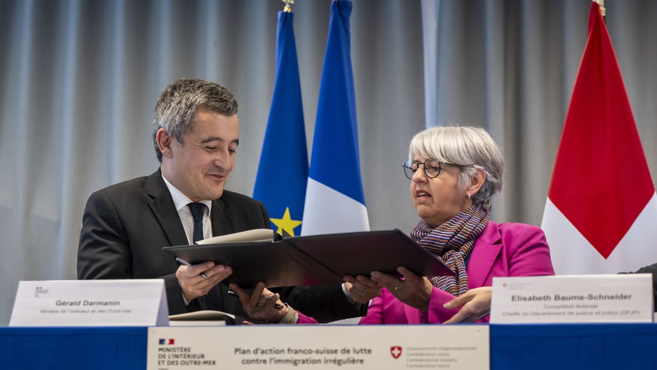 Elisabeth Baume-Schneider et le ministre français de l'intérieur Gérald Darmanin ont signé une déclaration d'intention. [Martial Trezzini - Keystone]