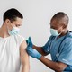 Il est temps de se faire vacciner contre l'épidémie de coronavirus et la campagne de soins de santé. [Milkos - Depositphotos]