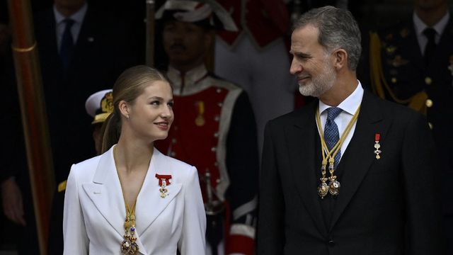 La princesse Leonor aux côtés de son père, le roi Felipe VI, le mardi 31 octobre 2023. [Burak Akbulut - AFP]