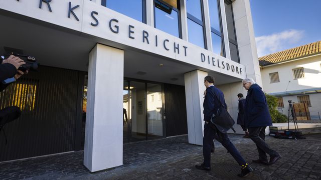 Les avocats du détenu Brian K. entrent au tribunal de district de Dielsdorf pour la lecture du jugement, le mercredi 8 novembre 2023. [Michael Buholzer - Keystone]