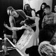 Une bénévole coupe les cheveux des enfants qui vivent au Centre fédéral d’Accueil. [www.aravoh.ch  - DR]