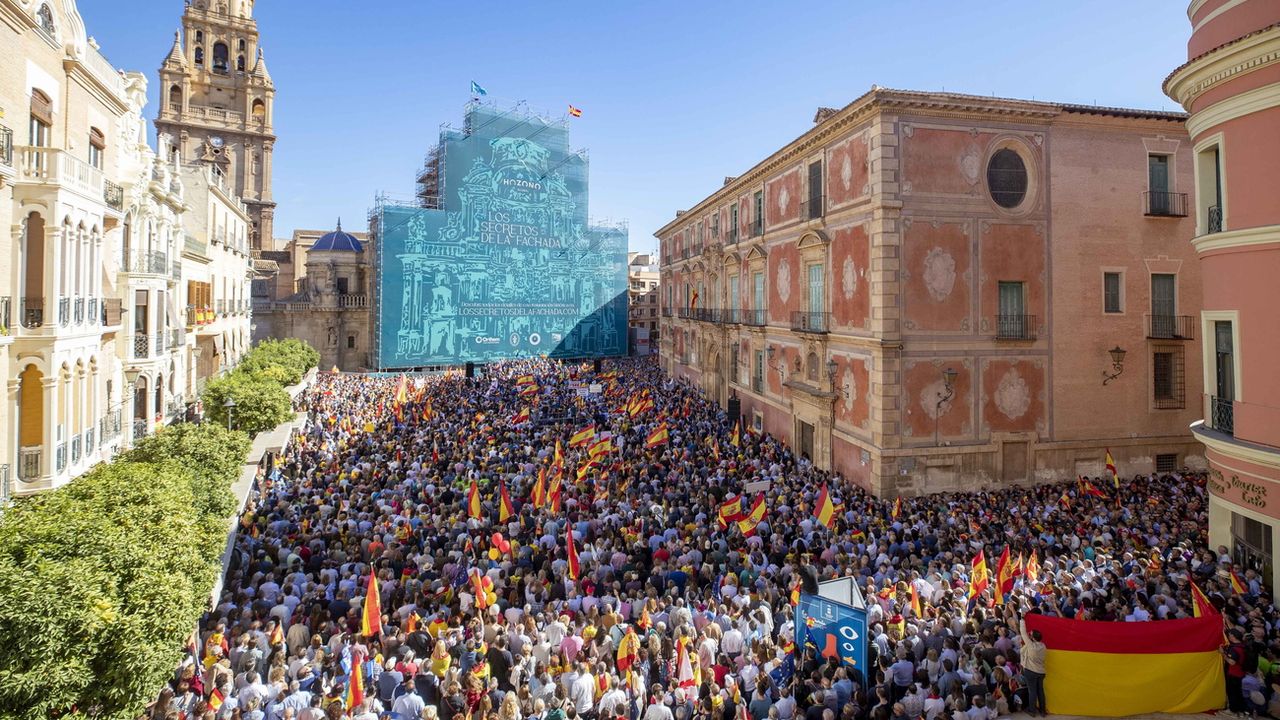 Des manifestants se sont notamment rassemblés dans les rues de Murcia en Espagne. [Marcial Guillen - Keystone/EPA]