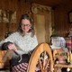 Martine Gerber confectionne des habits et bonnets avec de la laine provenant uniquement des pâturages Suisses. [RTS - RTS]