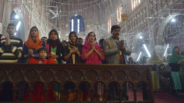 Des chrétiens dans une église pakistanaise le jour de Noël. [Arif Ali - AFP]