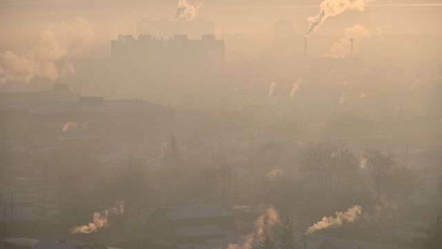 La ville russe d'Omsk souffre d'un épais brouillard lié à la pollution. [Alexey Malgavko - Reuters]