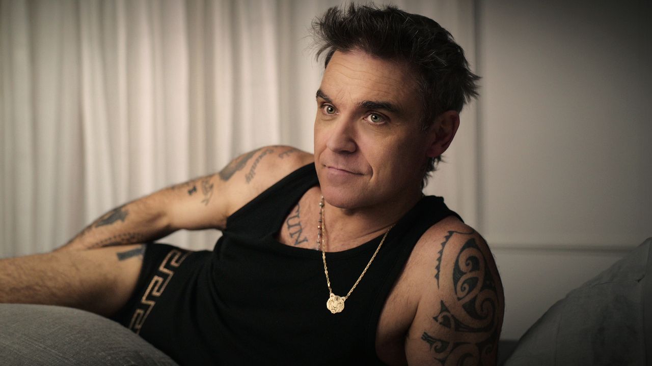 Le chanteur Robbie Williams dans la série documentaire qui lui est consacrée. [Netflix]